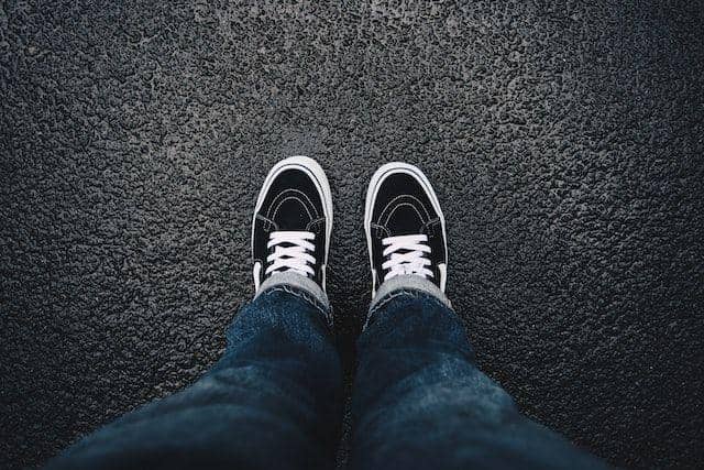 ilustrasi sepasang sepatu (unsplash.com/Fachry Zella Devandra)