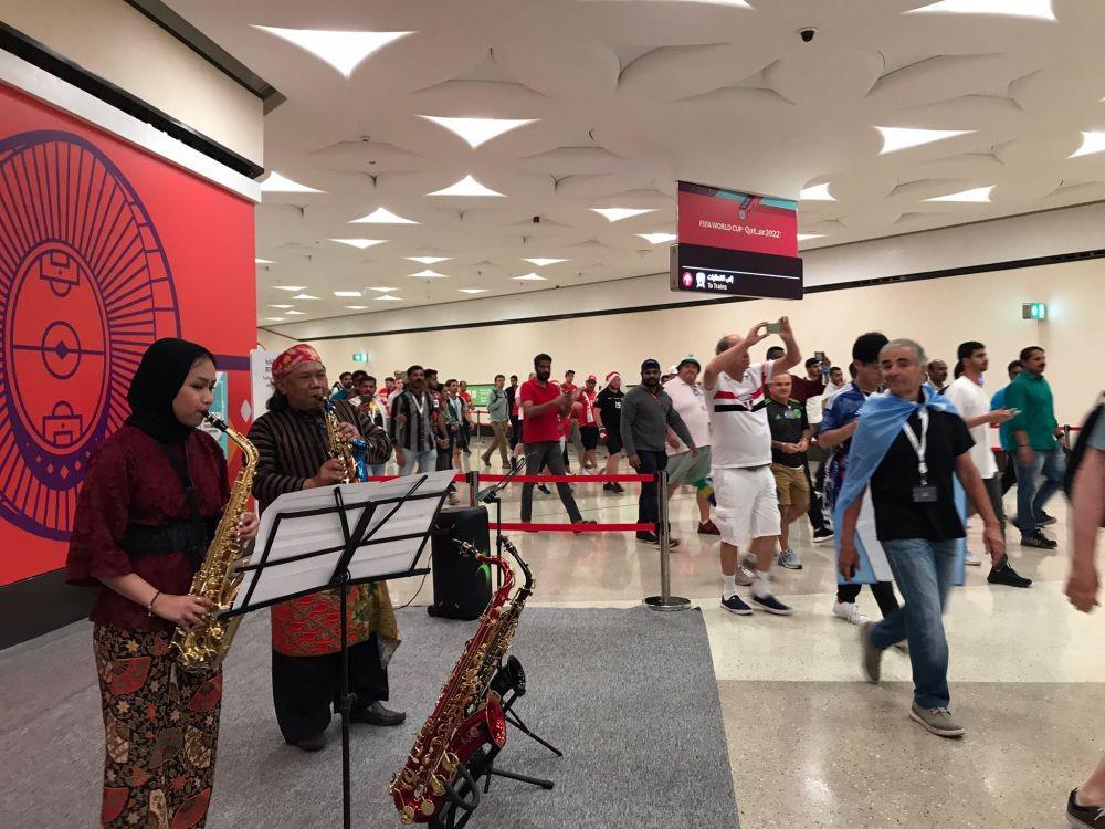 Tiupan Saxophone WNI Asal Blitar Pukau Penonton Piala Dunia 2022
