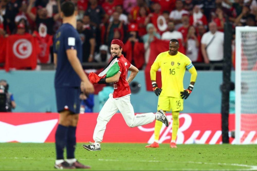Fans Menyusup di Laga Piala Dunia Bawa Bendera Palestina