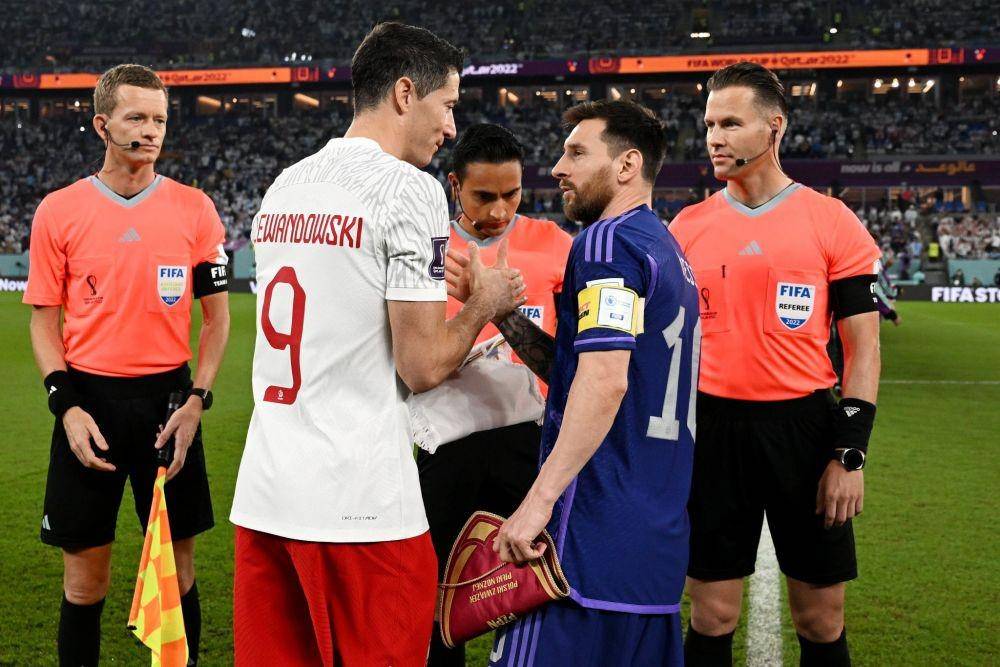 Robert Lewandowski dan Lionel Messi di laga Polandia vs Argentina dalam babak penyisihan grup C Piala Dunia 2022 (Twitter.com/FCBarcelona)