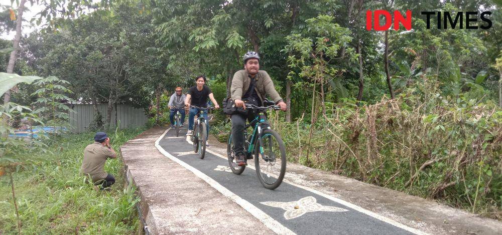 Wisatawan menikmati keindahan Desa Wisata Bilebante Lombok Tengah. (IDN Times/Muhammad Nasir)
