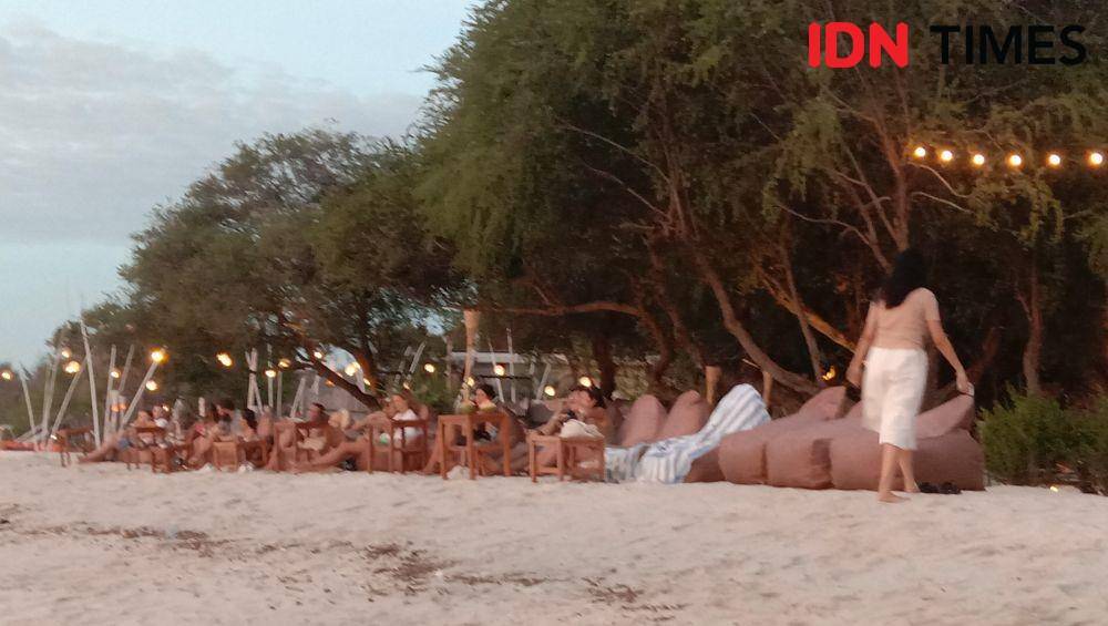 Wisatawan mancanegara menikmati keindahan sunset di Gili Trawangan. (IDN Times/Muhammad Nasir)