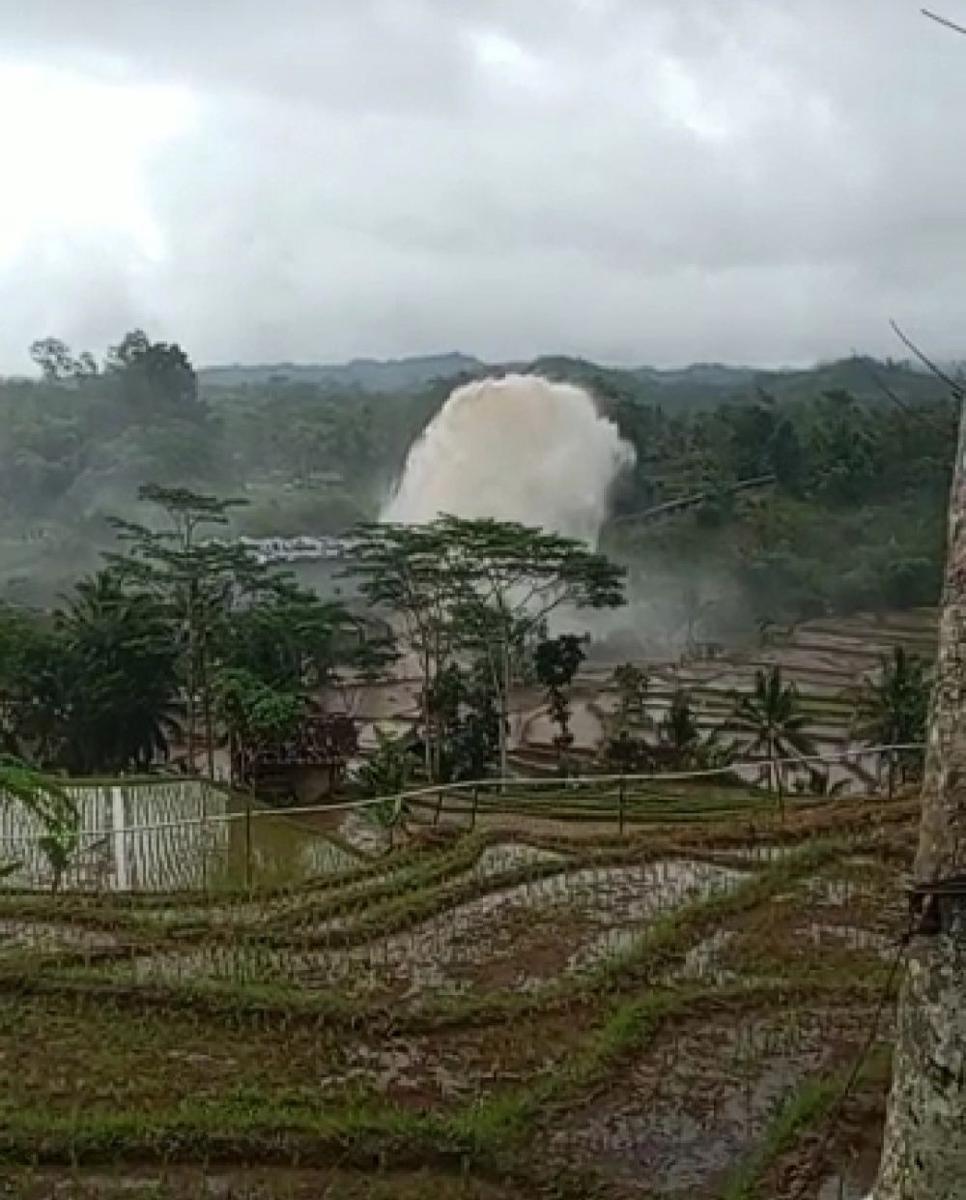 Pergerakan Tanah 40 Cm Buat Pipa Air PLTMH di Garut Pecah