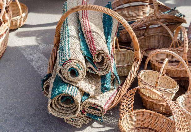 kerajinan tangan dari bahan daun pandan (istockphoto.com/AIFEATI)