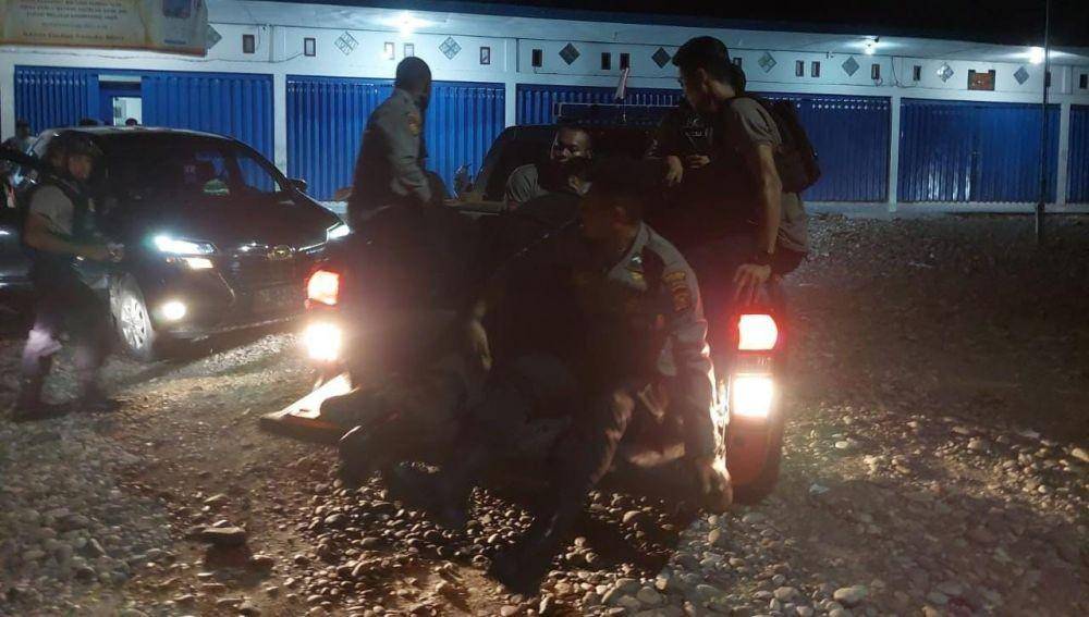 Personil kepolisian dari Polres Yahukimo saat tiba di lokasi kejadian, IDN Times/ Istimewa