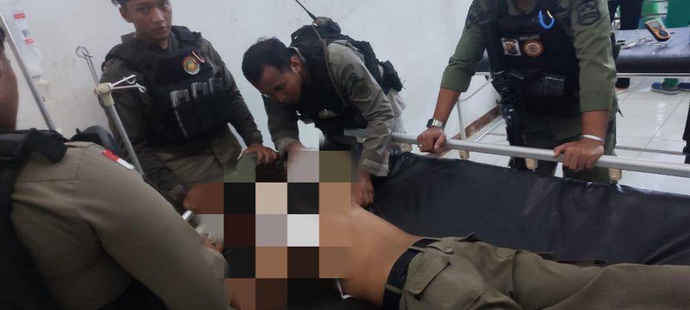 Salah satu personil yang tertembak di bahu saat mendapatkan penanganan medis, IDN Times/ Istimewa