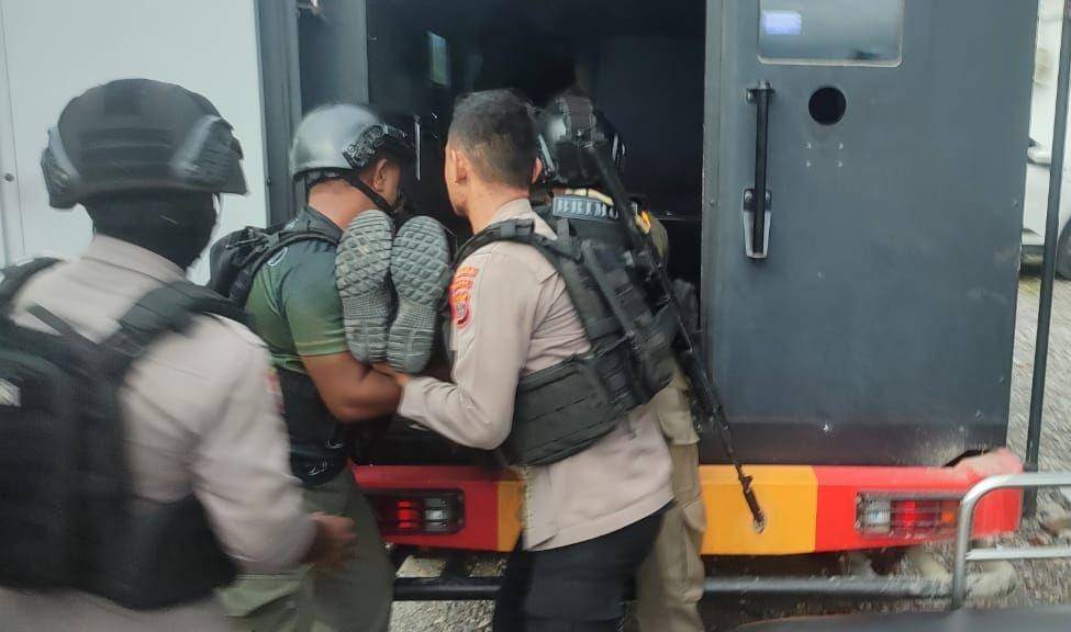 Personil kepolisian saat membantu evakuasi rekannya, IDN Times/ Istimewa