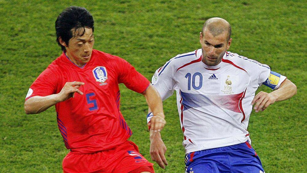 Kim Nam Il berebut bola dengan Zinedine Zidane di Piala Dunia 2006. (the-afc.com)