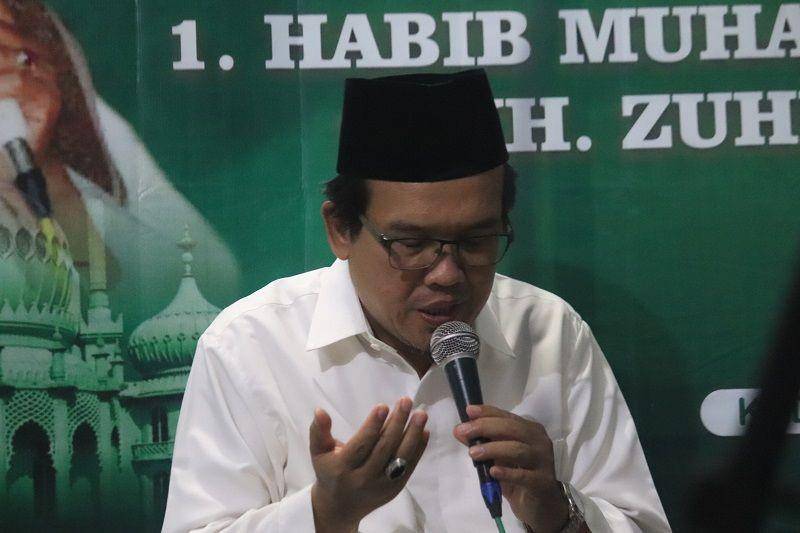 ilustrasi ustadz memimpin doa (unsplash.com/Mufid Majnun)