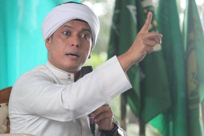 ilustrasi ustadz berdakwah (unsplash.com/Mufid Majnun)