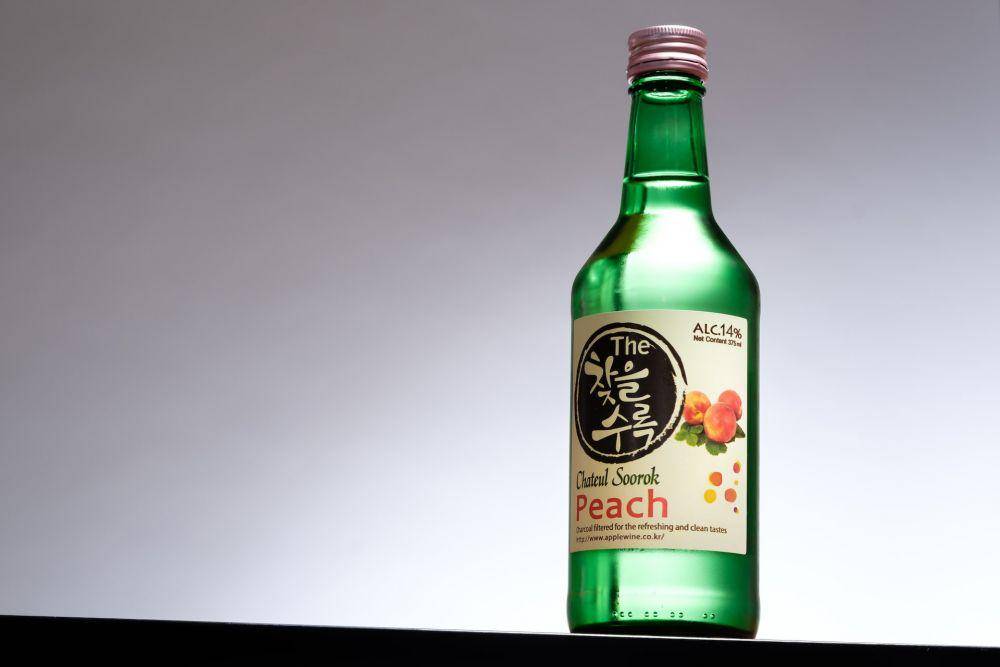 sebotol soju (unsplash.com/Neil Gardose)