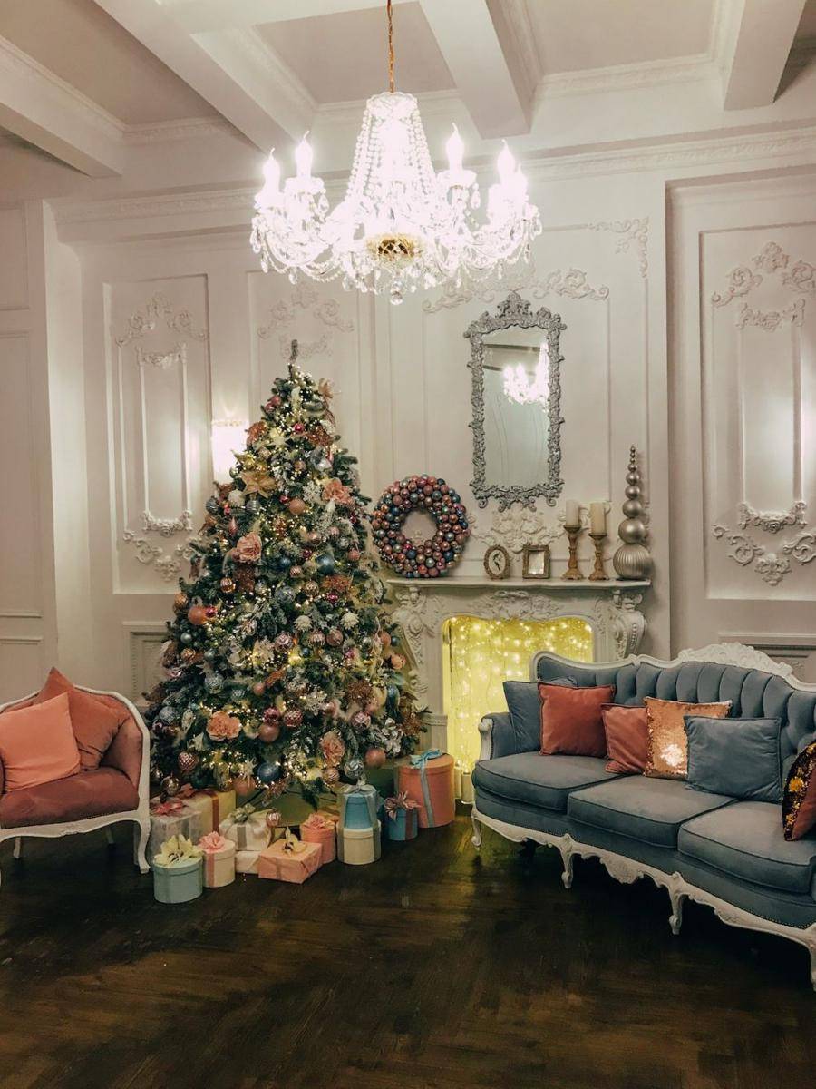 inspirasi dekorasi ruang keluarga untuk natal (pexels.com/Dmitry Zvolskiy)