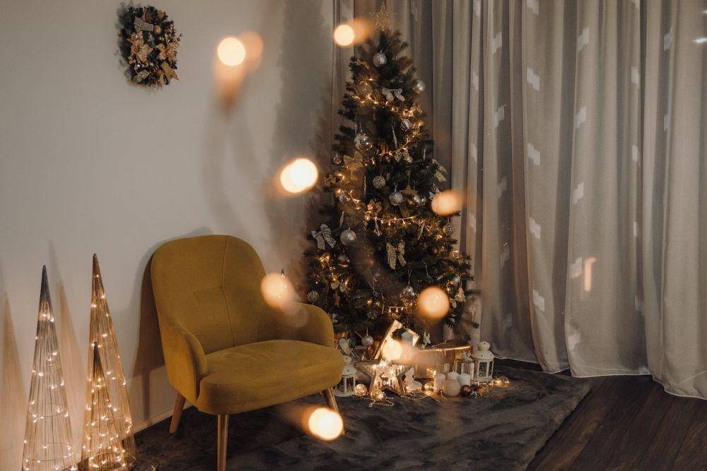 inspirasi dekorasi ruang keluarga untuk natal (pexels.com/Doralin Tunas)