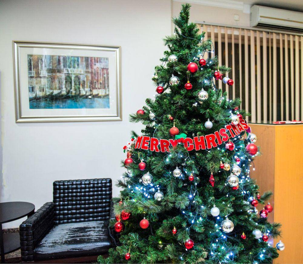 inspirasi dekorasi ruang keluarga untuk natal (pexels.com/Frans van Heerden )