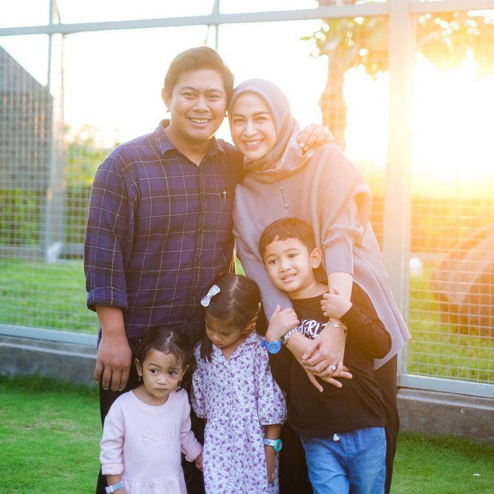 Nina Zatulini dan keluarga (instagram.com/ninazatulini22)