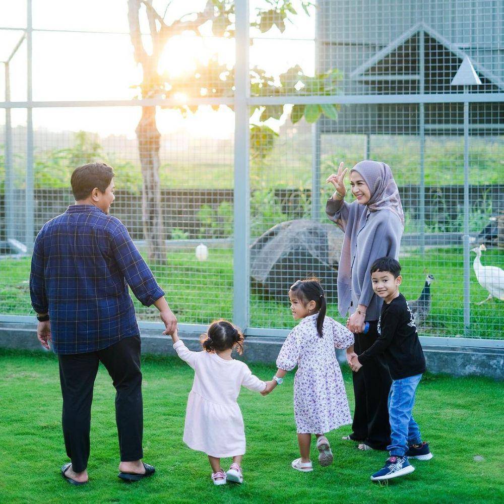 Nina Zatulini dan keluarga (instagram.com/ninazatulini22)