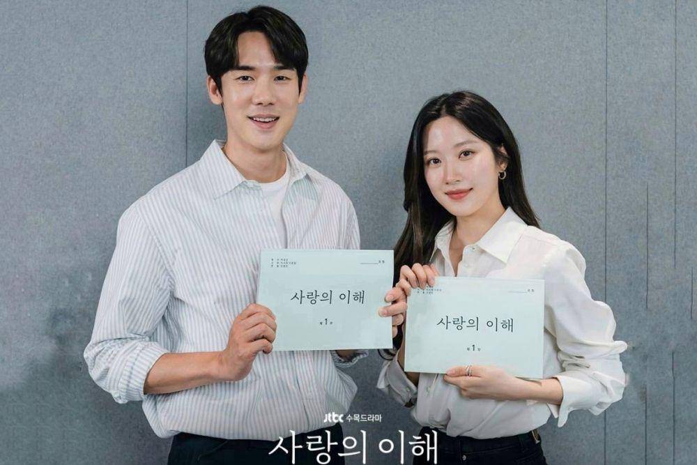 Yoo Yeon Seok dan Moon Ga Young saat pembacaan naskah drama Interests of Love (dok. jTBC/Interests of Love)