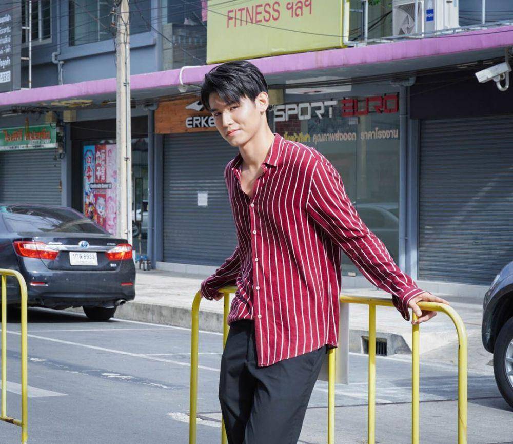 ide outfit ngampus pakai kemeja ala Ja Phachara (instagram.com/jjaajaaaa)
