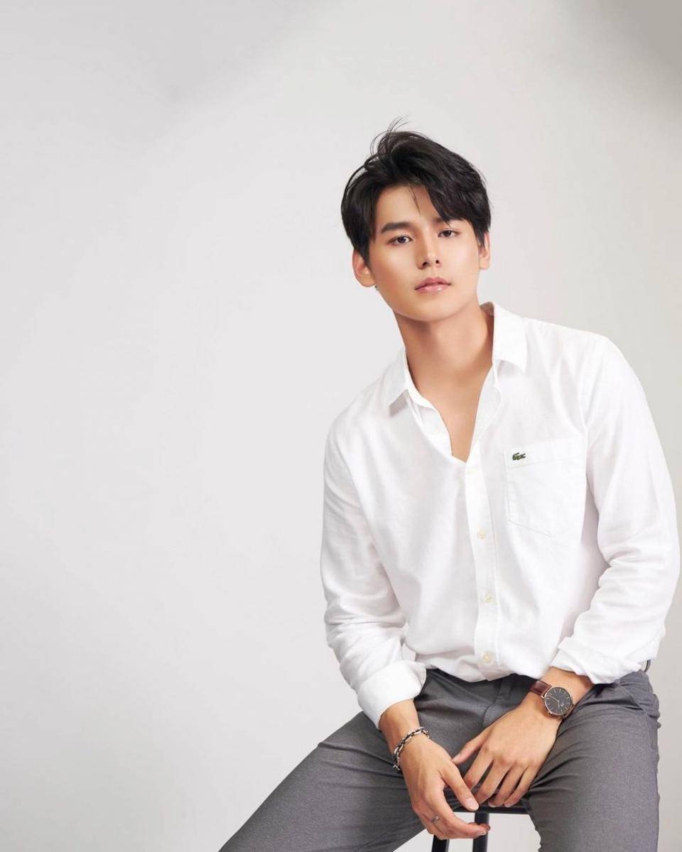 ide outfit ngampus pakai kemeja ala Ja Phachara (instagram.com/jjaajaaaa)