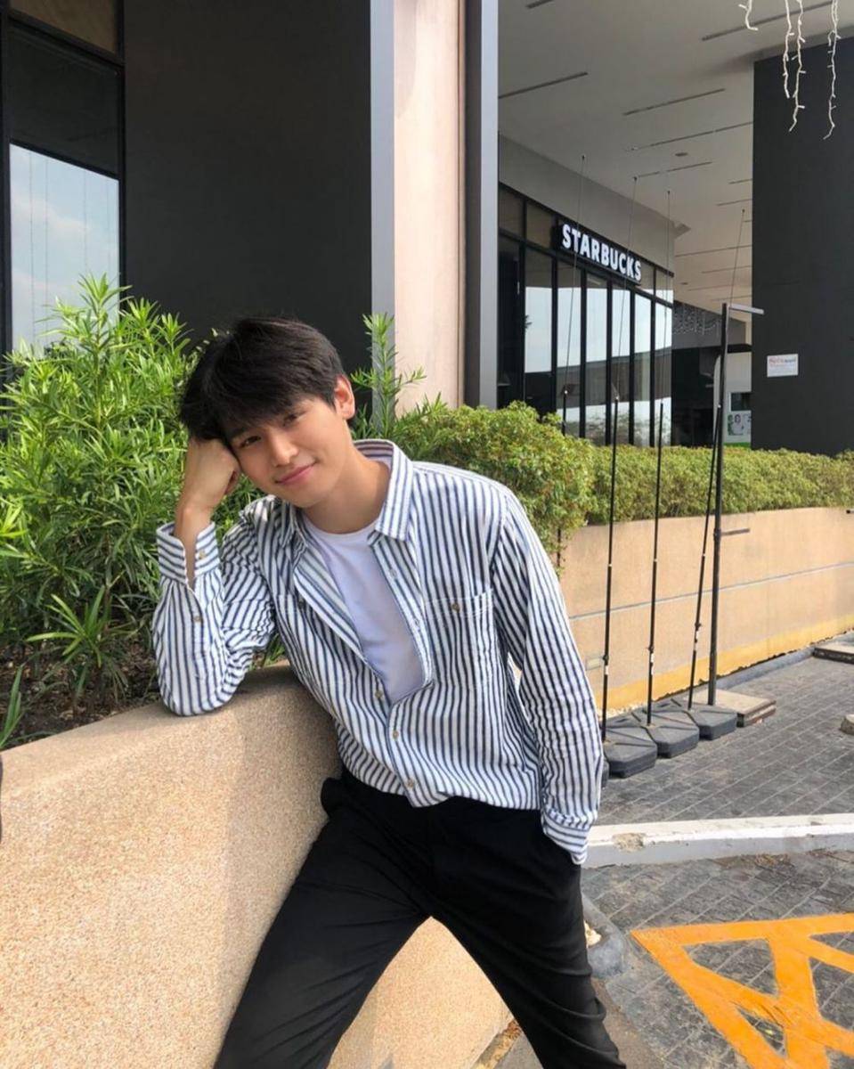 ide outfit ngampus pakai kemeja ala Ja Phachara (instagram.com/jjaajaaaa)