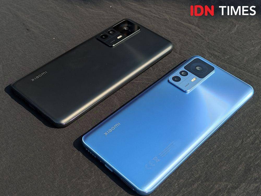 dua varian warna Xiaomi 12T, biru dan hitam (IDN Times/Alfonsus Adi Putra)