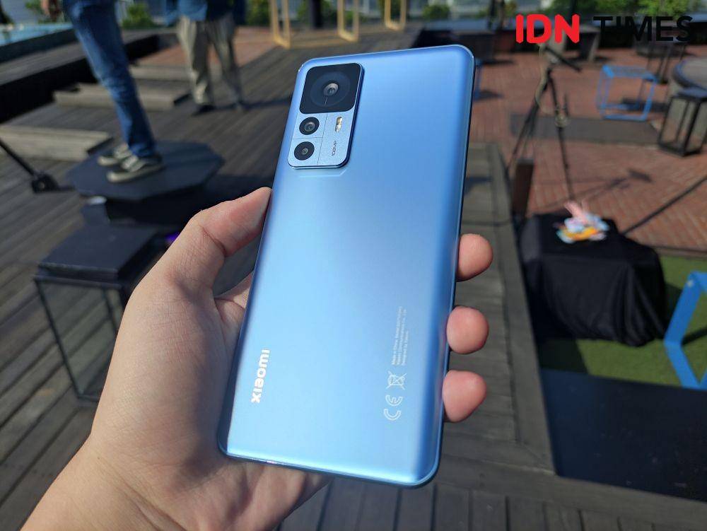 Xiaomi 12T varian biru (IDN Times/Alfonsus Adi Putra)