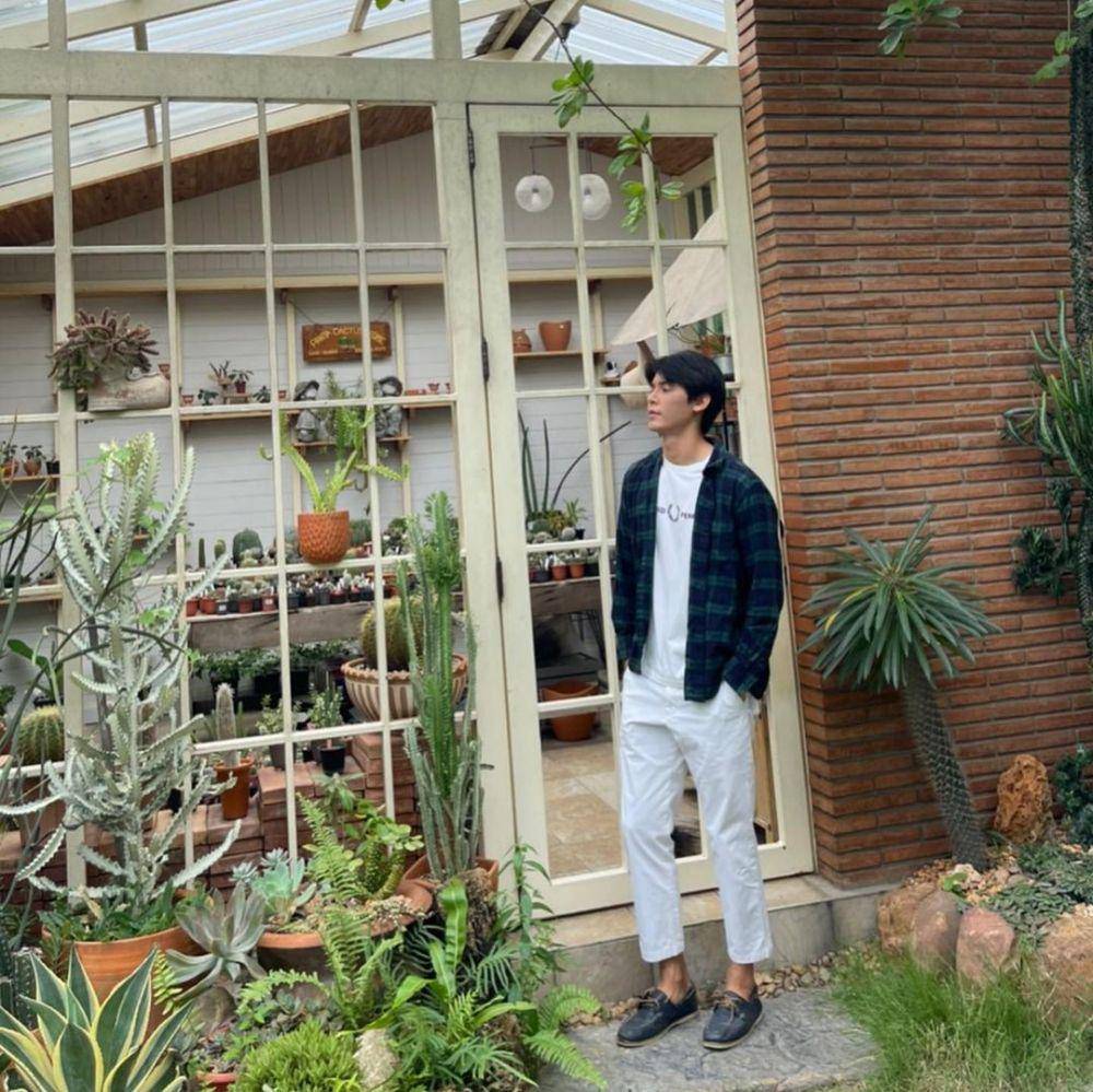 ide outfit ngampus pakai kemeja ala Ja Phachara (instagram.com/jjaajaaaa)