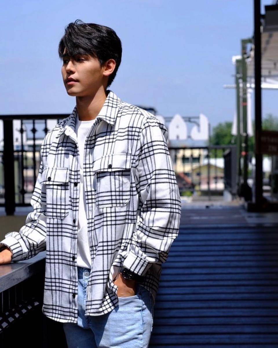 ide outfit ngampus pakai kemeja ala Ja Phachara (instagram.com/jjaajaaaa)