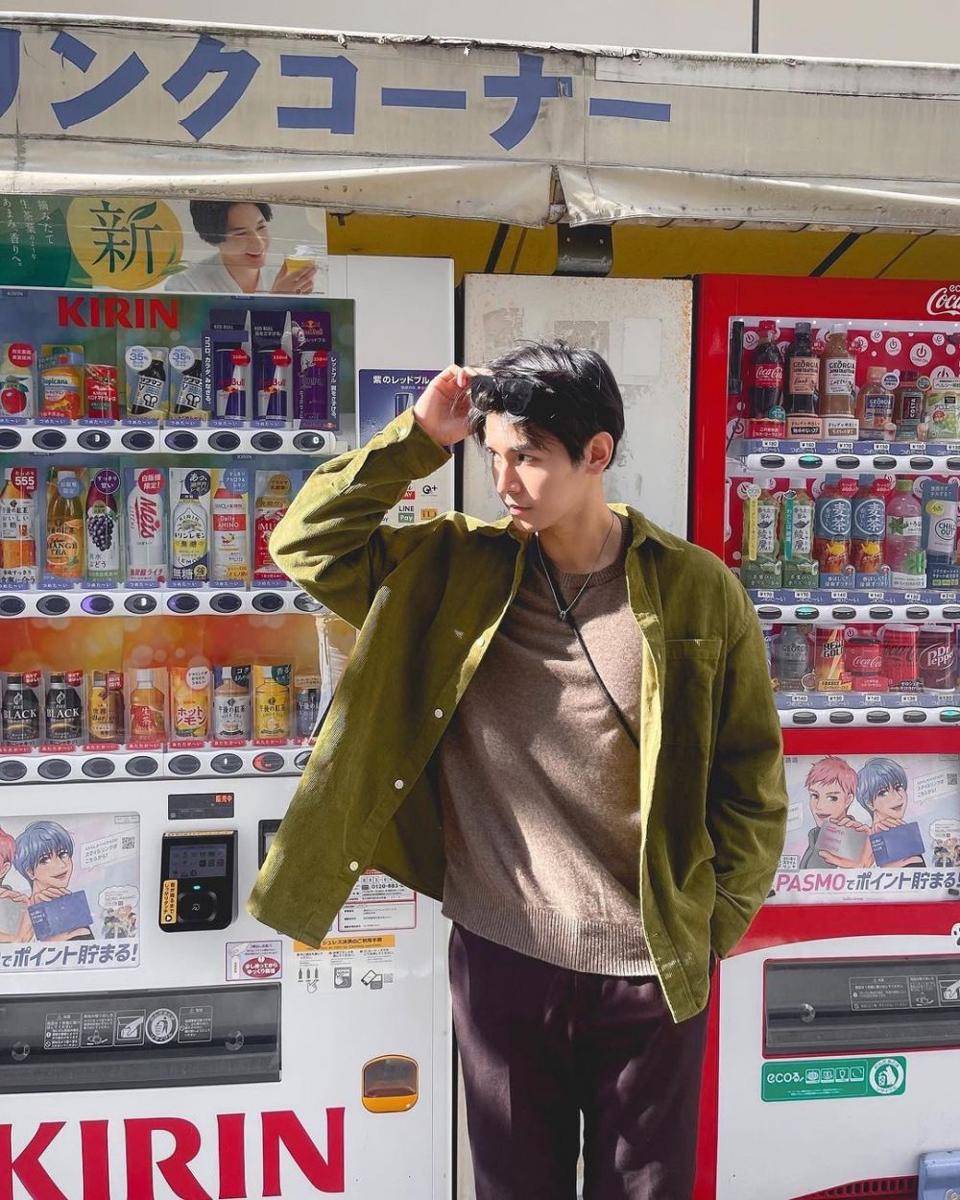 ide outfit ngampus pakai kemeja ala Ja Phachara (instagram.com/jjaajaaaa)