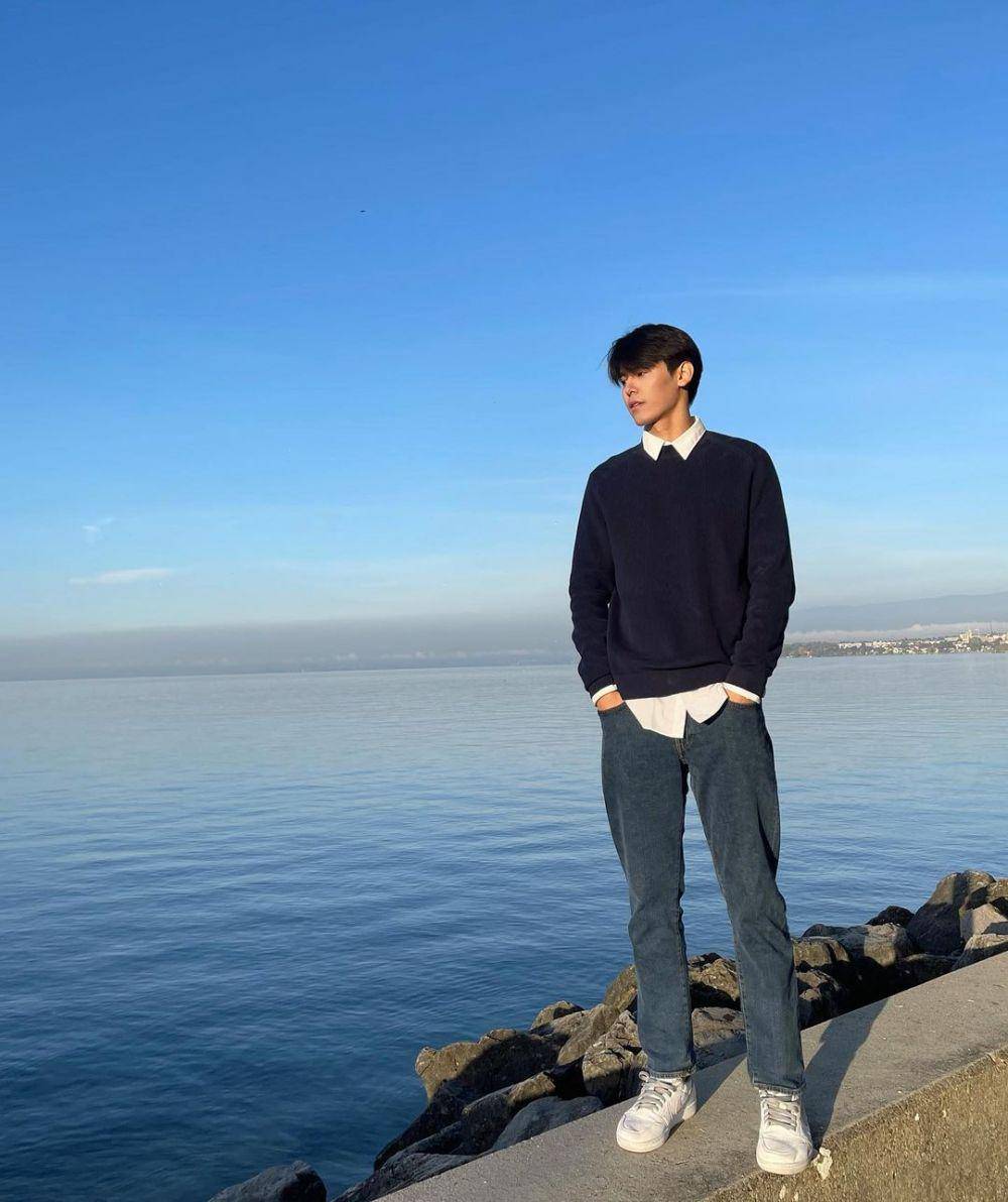 ide outfit ngampus pakai kemeja ala Ja Phachara (instagram.com/jjaajaaaa)