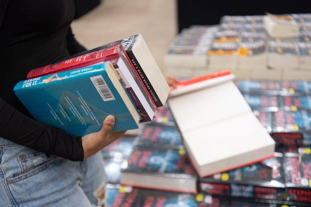 ilustrasi membeli buku diskon (pixabay.com/AhmadArdity)