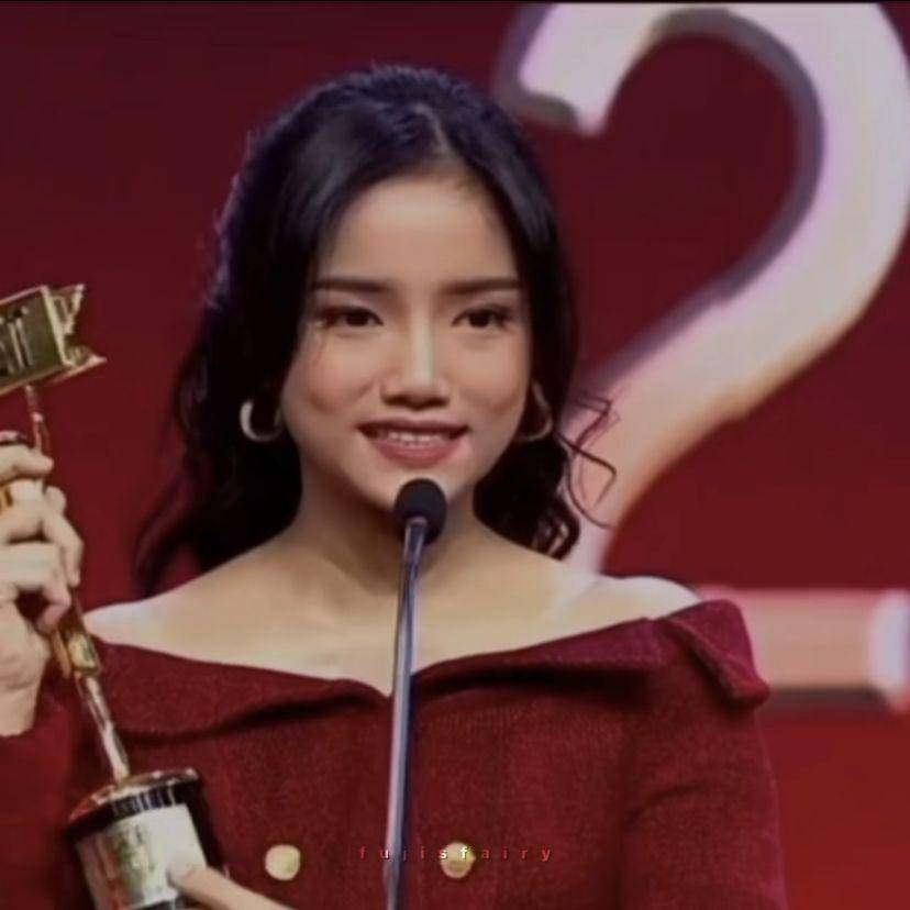 fuji di panggung silet awards (instagram.com/fujisfairy)