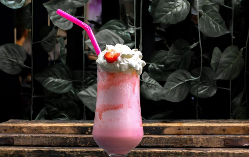 ilustrasi strawberry frappuccino (freepik.com/azerbaijan_stockers)