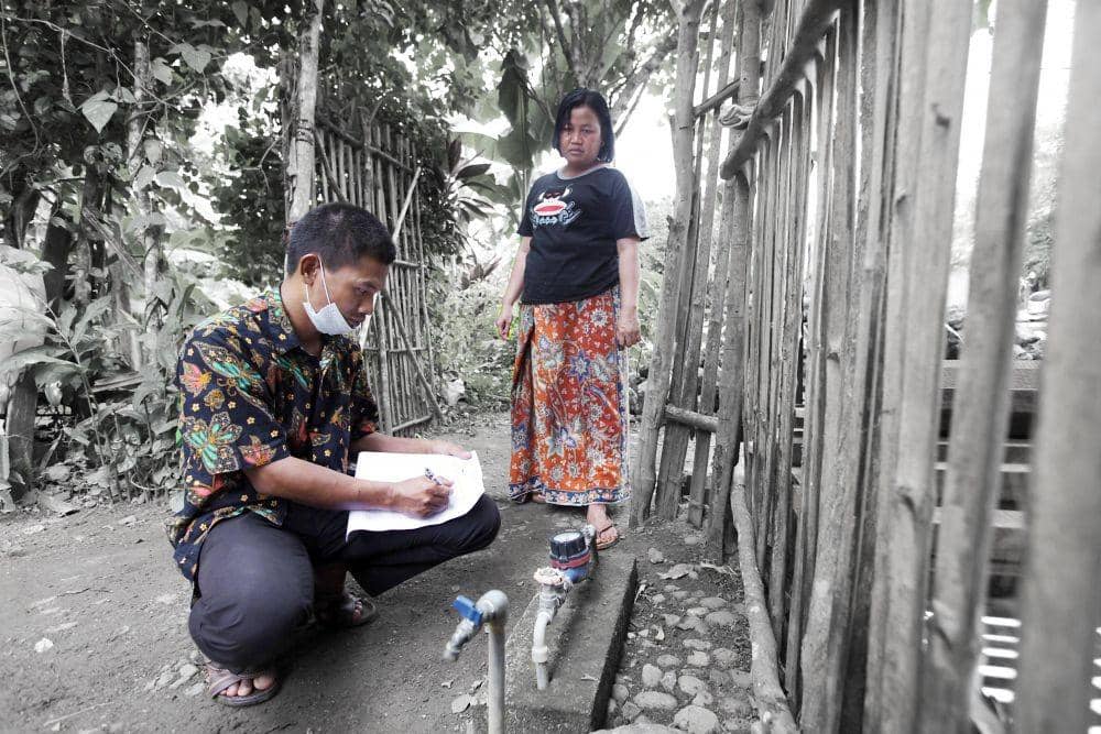 Tim KPSPAMS melakukan pengelolaan SPAMS (Dok. Kementerian PUPR)