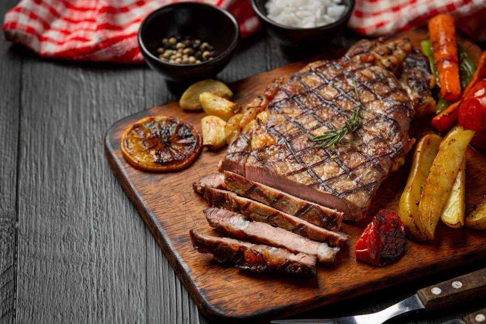 ilustrasi steak daging (freepik.com/jcomp)