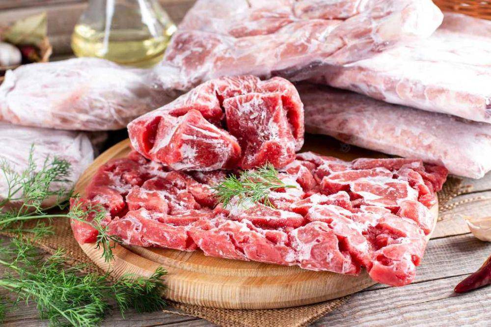 ilustrasi daging beku (freepik.com/qwartm)