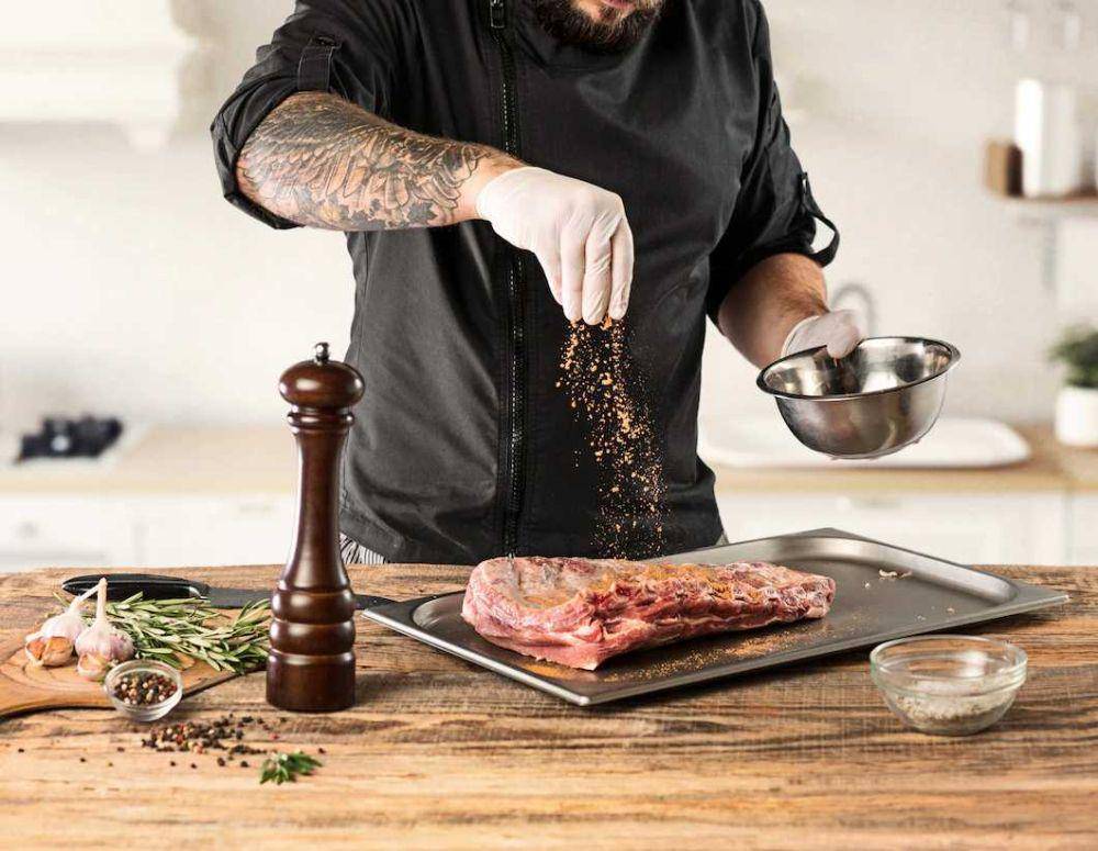 ilustrasi membumbui daging (freepik.com/master1305)