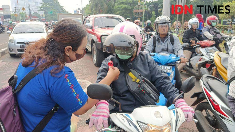 Pemkot Bekasi membagikan pita merah. (IDN Times/Imam Faishal)