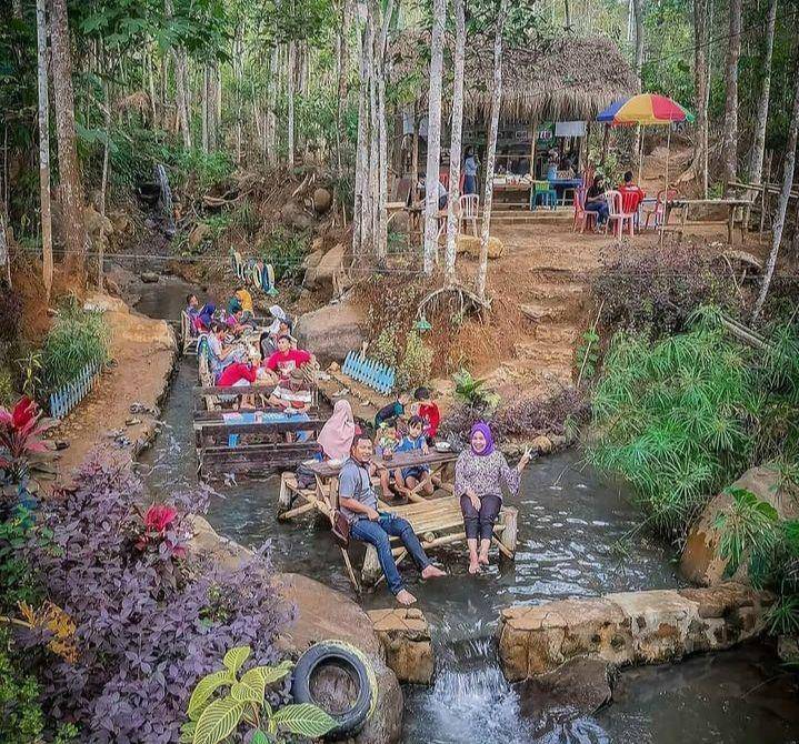 Suasana Cafe Sumber biru. (Instagram.com/kotasala)