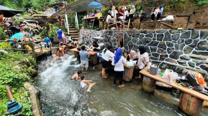 Suasana di Umbalan Tanaka Waterfall. (Instagram.com/yetty_aksa)