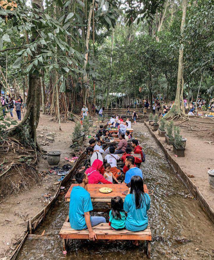 Suasana cafe di Wisata Alaska Kediri. (Instagram.com/nongkrongkediri)