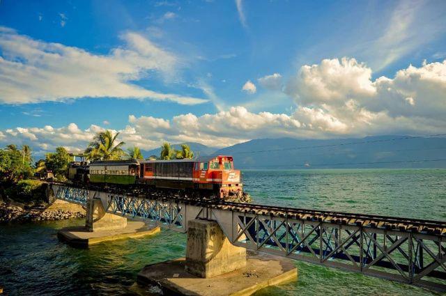 7 Jalur Kereta Api dengan View Paling Epik di Indonesia