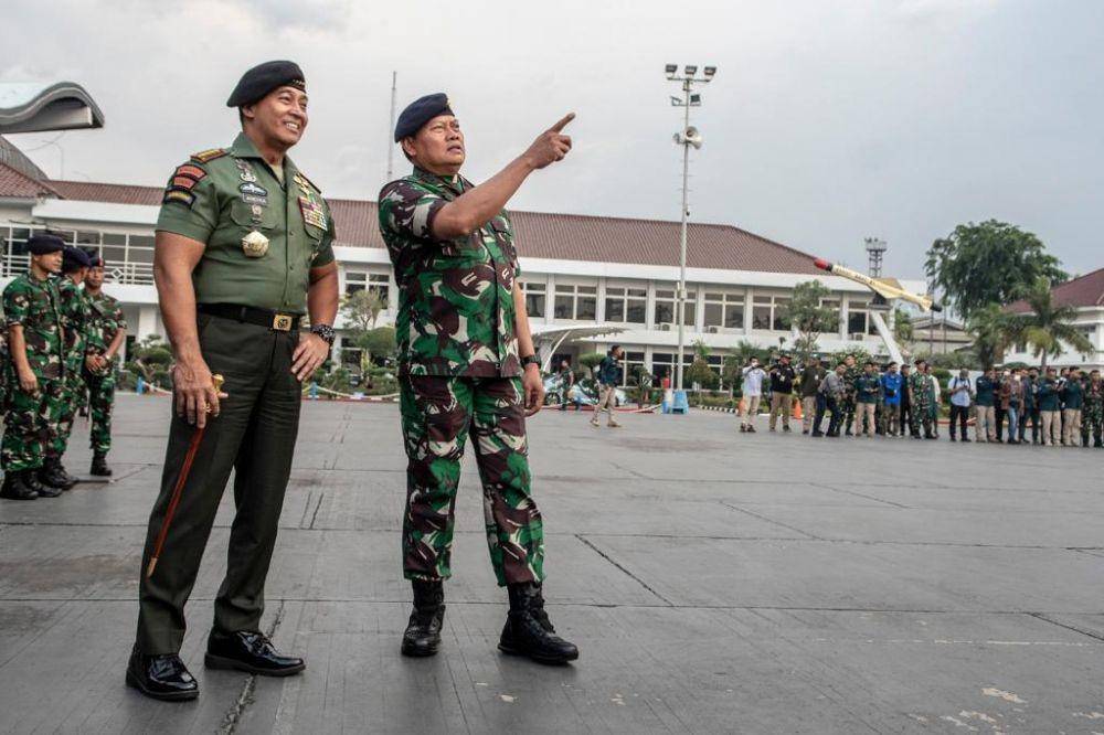 Panglima TNI Jenderal Andika Perkasa ketika bersama Kepala Staf TNI Angkatan Laut (KSAL) Laksamana Yudo Margono (kanan) di Markas Kolinlamik, Tanjung Priok. (Dokumentasi TNI AL)