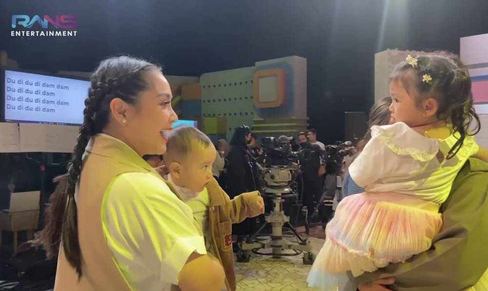 momen Rayyanza si Cipung di backstage acara televisi (youtube.com/RANS Entertainment)