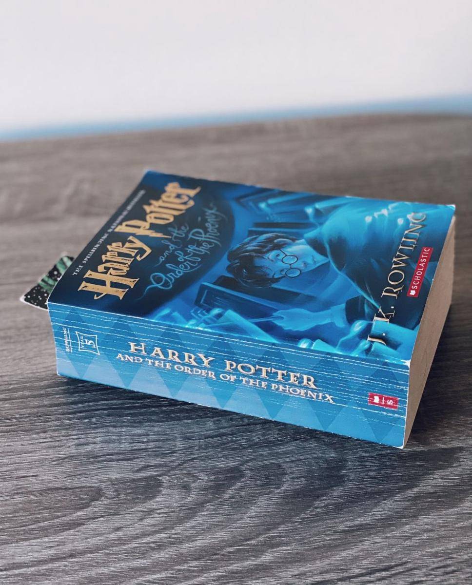 ilustrasi buku preloved (unsplash.com/Madalyn Cox)