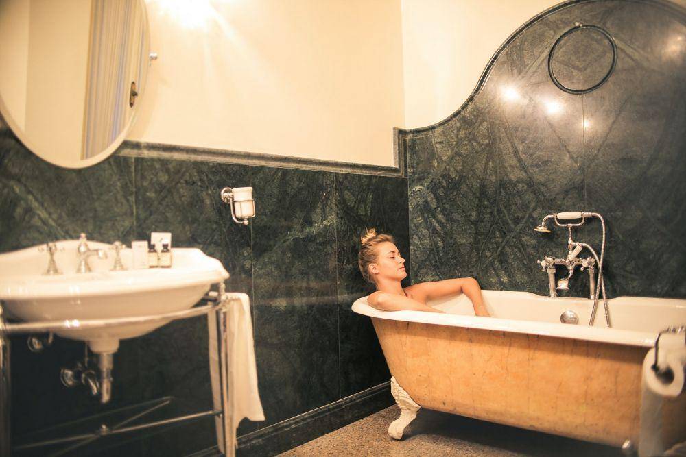 kamar mandi klasik (pexels.com/Andrea Piacquadio)