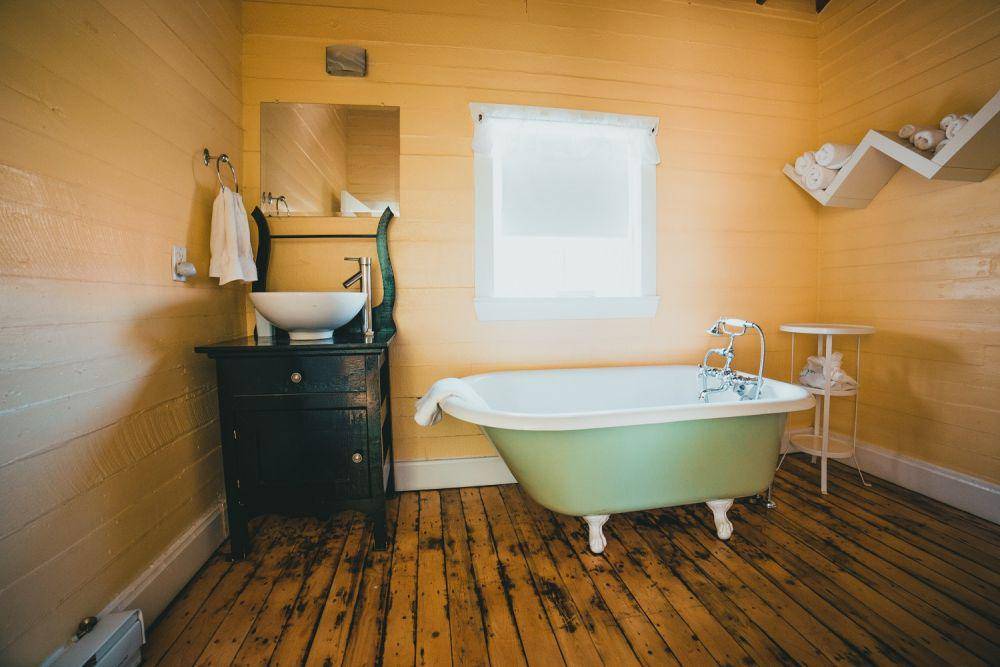ilustrasi kamar mandi semi-rustic (pexels.com/Erik Mclean)