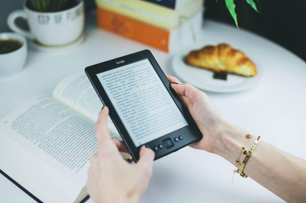 ilustrasi buku digital (pexels.com/freestocks.org)