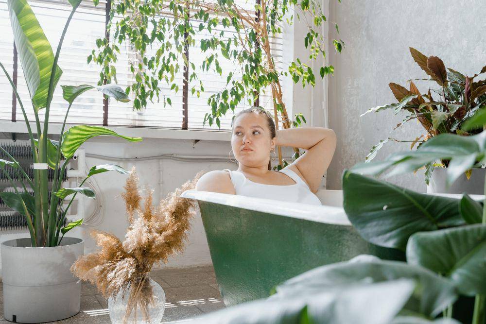 ilustrasi kamar mandi tropical (pexels.com/MART PRODUCTION)