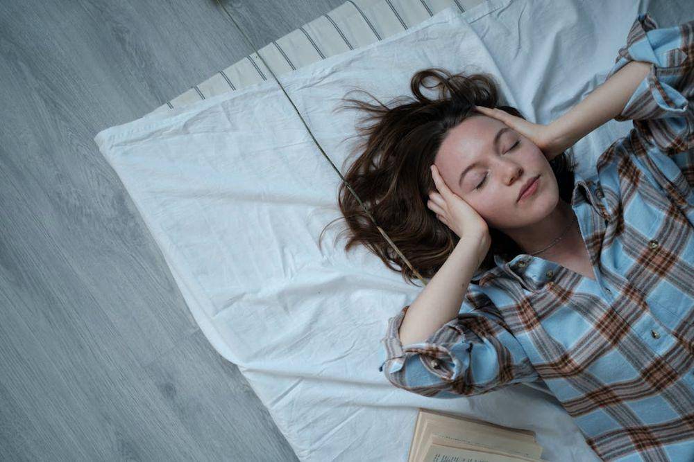 ilustrasi perempuan kesulitan tidur dengan nyenyak (pexels.com/Alena Shekhovtcova)